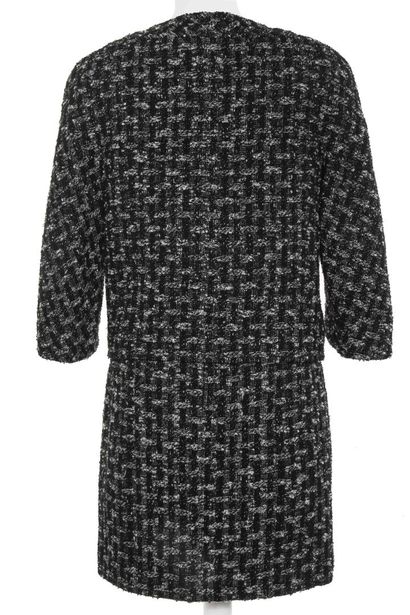 CHANEL Tailleur en tweed noir et gris, moderne

labelled, size 34, the single-breasted...