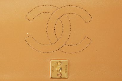 CHANEL Sac à rabat matelassé en cuir beige, 1994-96,

stamped, with remnants of serial...