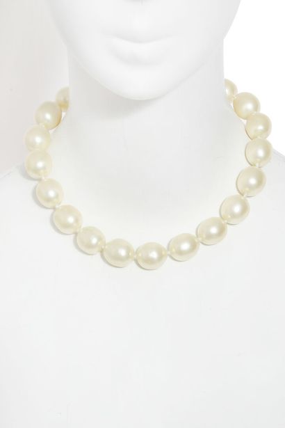 CHANEL Necklace chocker pearls imitation, 1980s-90s,

signed, approx 38-42cm, 12.5-16.5in...