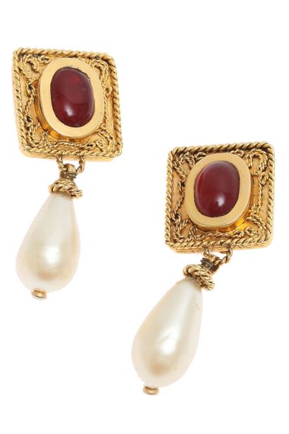 CHANEL Paire de boucles d'oreilles, circa 1984

signed, with red cabochons set in...