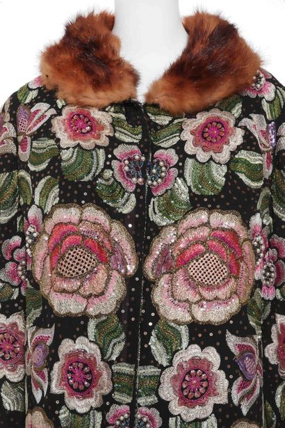 MOLYNEUX Rare manteau de soirée, circa 1925



labelled, finely worked with large-scale...