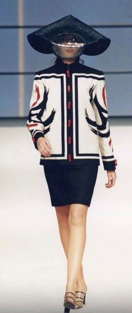 PACO RABANNE HAUTE COUTURE Chapeau futuriste, collection couture Printemps-Ete 1994...
