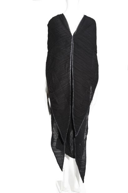 ISSEY MIYAKE Robe en polyester plissée noire Issey Miyake, années 2000





Fete...