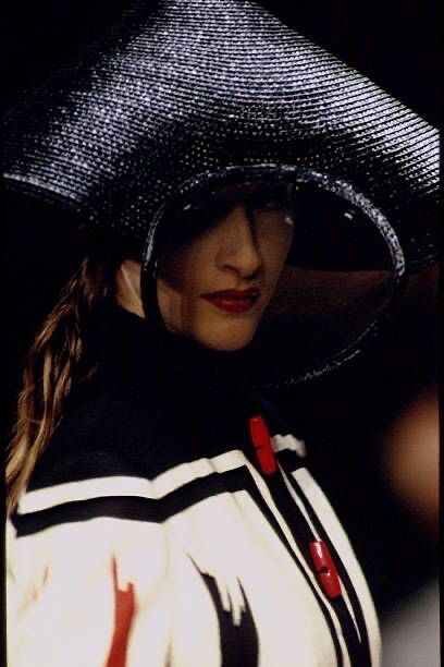 PACO RABANNE HAUTE COUTURE Chapeau futuriste, collection couture Printemps-Ete 1994...