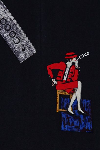 CHANEL Large châle en soie, probablement 1990s,



signed, with Coco and Chanel emblems,...
