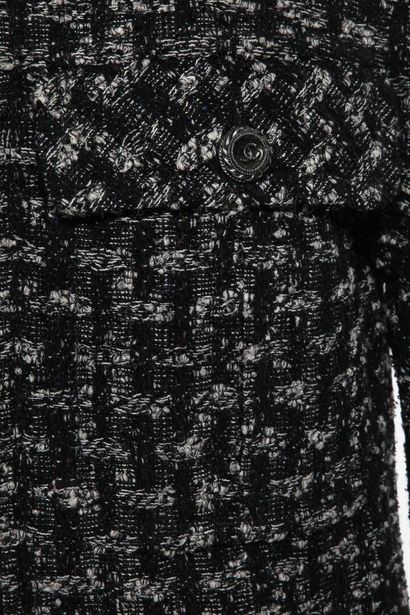 CHANEL Tailleur en tweed noir et gris, moderne

labelled, size 34, the single-breasted...