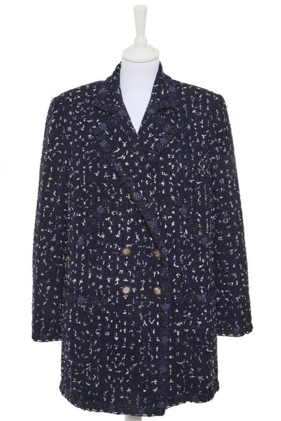 CHANEL Veste en tweed bleu et blanc, moderne,

labelled, size 46, edged with crocheted...