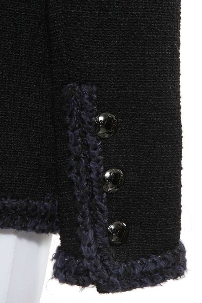 CHANEL Veste à boutonnage simple en laine bouclée noire, moderne

labelled, size,...
