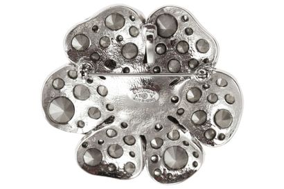 CHANEL Chanel camellia brooch, modern



signed, in silvered metal inset with rhinestones...