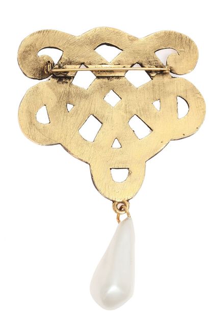 CHANEL Broche, Automne-Hiver 1989-90 Pret à porter

signed, of hammered gilt metal...