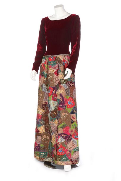 OSCAR DE LA RENTA Oscar de la Renta evening dress in velvet and patchwork, 1990's



labelled,...