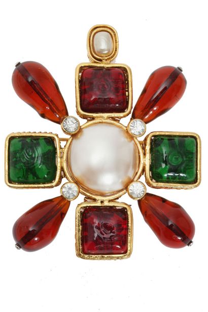 CHANEL Sautoir et pendentif-broche, 1987



signed, with cabochon glass stones in...