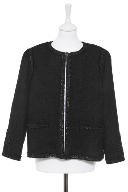 CHANEL Veste en tweed noir, collection Croisière, 2009

labelled, size 48, enamelled...