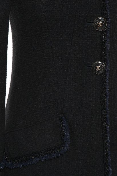 CHANEL Manteau en laine bouclée noire, collection Croisière 2013

labelled, size...