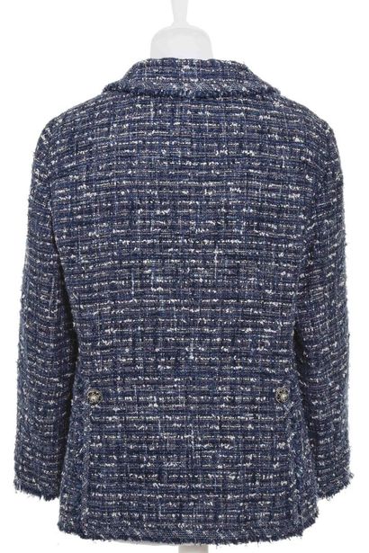 CHANEL Veste en tweed bleu et blanc, moderne

labelled, size 46, with coiled woven...