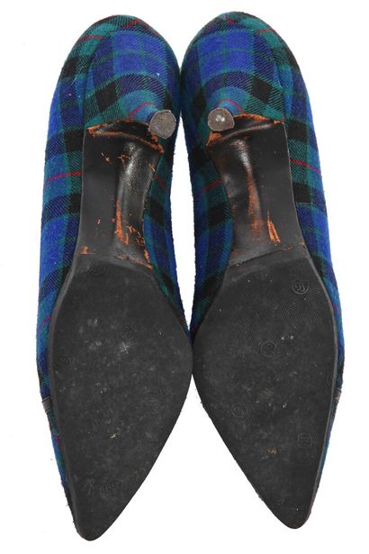 CHRISTIAN DIOR BY ROGER VIVIER Paire de chaussures en tartan, début 1960s

stamped,...