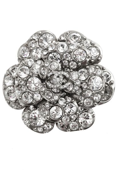CHANEL Broche camélia Chanel, moderne



signed, in silvered metal inset with rhinestones...
