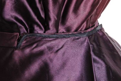 CHRISTIAN DIOR HAUTE COUTURE Rare robe du soir en satin, Printemps-Ete 1949

labelled...