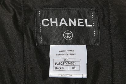 CHANEL Veste en tweed noir, Métiers d'art, Pre-Fall 2009,

 labelled, size 46, edged...
