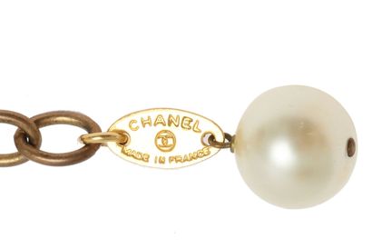CHANEL Collier chocker perles imitation, 1980s-90s,

signed, approx 38-42cm, 12.5-16.5in...