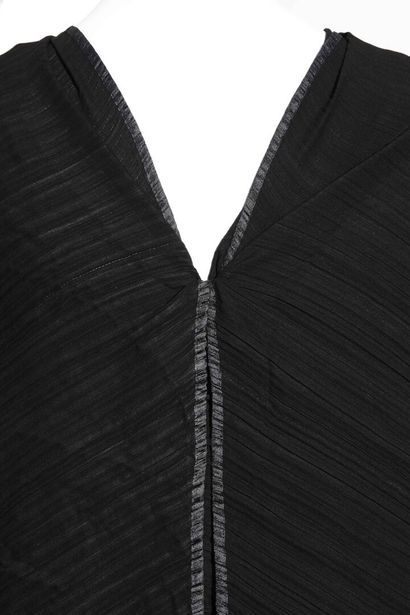 ISSEY MIYAKE Robe en polyester plissée noire Issey Miyake, années 2000





Fete...