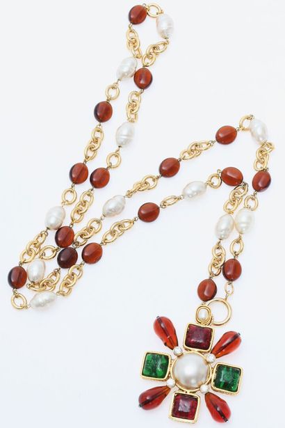 CHANEL Long necklace and brooch pendant, 1987



signed, with cabochon glass stones...