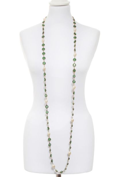 CHANEL Long necklace, 1970s



signed, of facetted green glass stones and 'pearl'...
