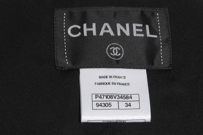 CHANEL Veste à boutonnage simple en laine bouclée noire, moderne

labelled, size,...