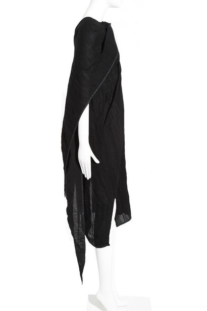 ISSEY MIYAKE Issey Miyake black pleated polyester dress, 2000s





Fete labeled,...