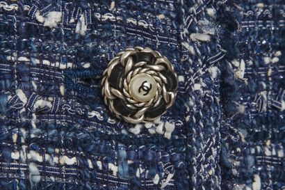 CHANEL Veste en tweed bleu et blanc, moderne

labelled, size 46, with coiled woven...