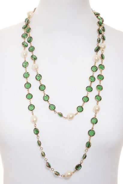 CHANEL Long necklace, 1970s



signed, of facetted green glass stones and 'pearl'...