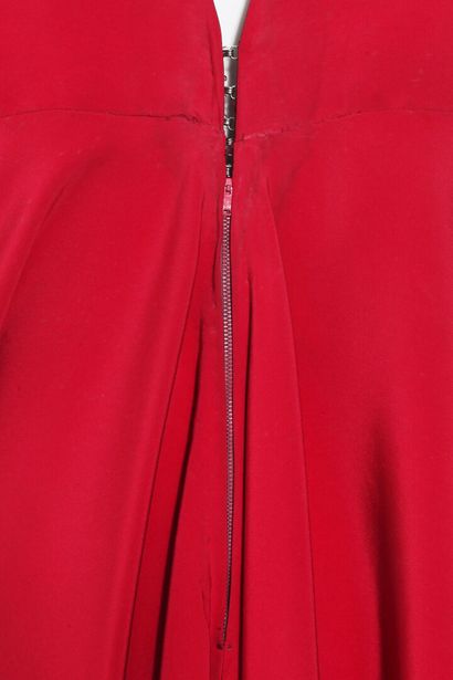 MADAME GRÈS HAUTE COUTURE Robe du soir, circa 1970



 un-labelled, of red silk-crêpe...