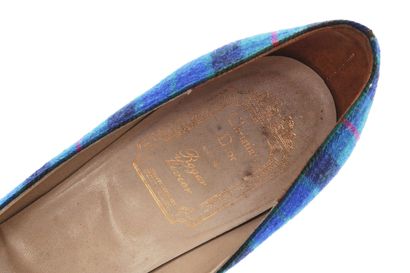 CHRISTIAN DIOR BY ROGER VIVIER Paire de chaussures en tartan, début 1960s

stamped,...