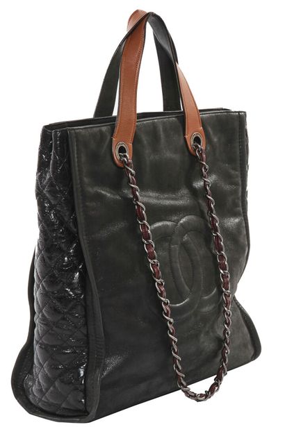 CHANEL Sac cabas en cuir,, 2011

signed, with serial sticker, top-stiched double...