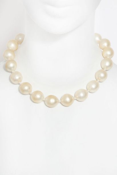 CHANEL Collier chocker perles d'imitation, circa 1990,



signed, gilt metal clasp,...