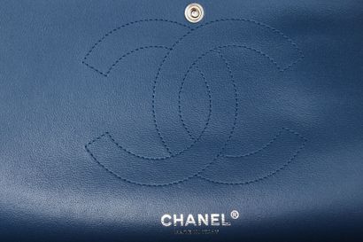 CHANEL Sac à rabat en cuir bleu vif matelassé réédité Chanel, 2017-2018



stamped,...