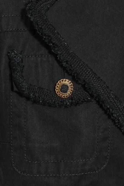CHANEL Manteau, moderne

labelled, size 48, double-breasted, gilt chain buttons,...