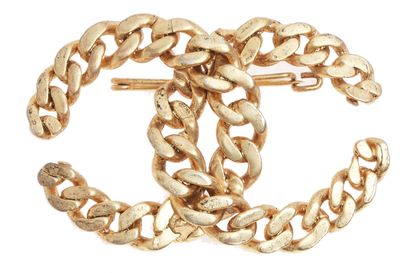 CHANEL Broche chaîne double 'C', probablement 1980s,

un-signed, with safety-pin-style...