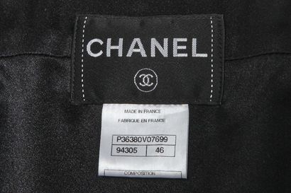 CHANEL Manteau, moderne

labelled, size 46, in black cashmere edged with braid, double...
