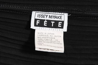 ISSEY MIYAKE Issey Miyake black pleated polyester dress, 2000s





Fete labeled,...
