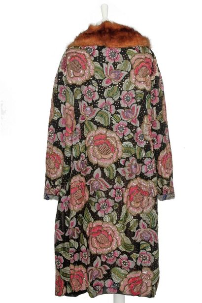 MOLYNEUX Rare evening coat, circa 1925



labeled, finely worked with large-scale...
