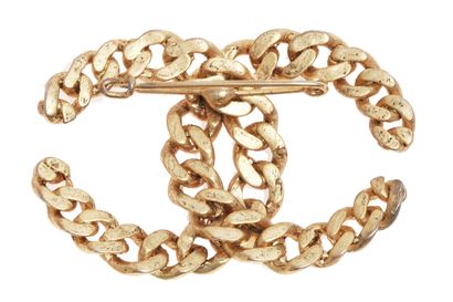 CHANEL Broche chaîne double 'C', probablement 1980s,

un-signed, with safety-pin-style...