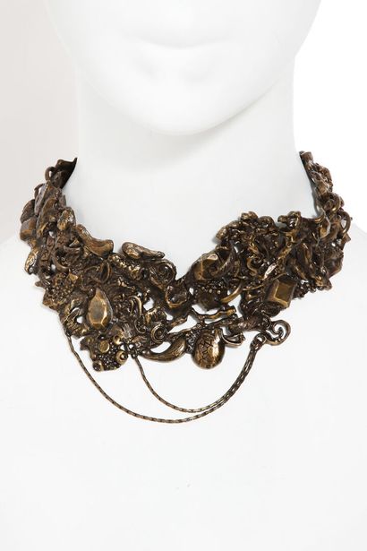 CHRISTIAN LACROIX Collier, probablement 1990s,

signed, of tarnished metal, adjustable...