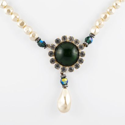 ATTRIBUE A YVES SAINT LAURENT Deux colliers de perles fantaisie baroque et pierres...