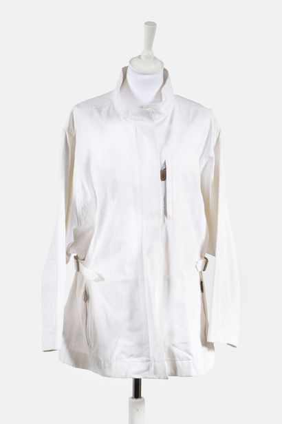 HERMES PARIS Veste en coton blanc à zip, pattes de serrage sur les côtés
Taille 44

Etat...
