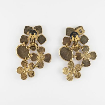 YVES SAINT LAURENT Paire de pendants d'oreilles à motifs de fleurs ornés de pierres...