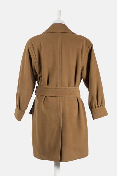 SAINT LAURENT Rive Gauche 3/4 coat in camel wool, belted, two large patch pockets
Size...