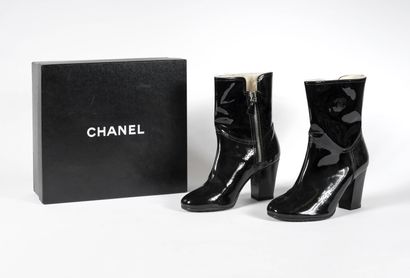 CHANEL Pair of patent and lined boots, size 38, with its box.

Very good condition,...