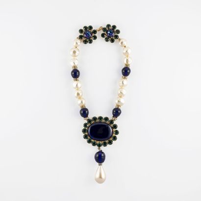 ATTRIBUE A YVES SAINT LAURENT Collier orné de perles fantaisie baroque et de pierres...
