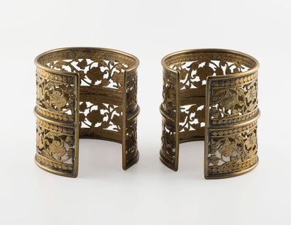null Paire de bracelets manchettes ouverts en métal repercé à décor de motifs feuillagés,...